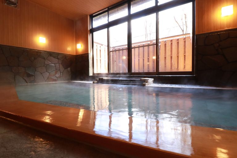 館内大浴場の利用も可能。軽井沢では珍しい温泉旅館での勤務案件となります。
