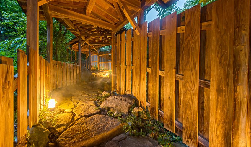 ----- 露天風呂の様子。美肌の湯ともいわれる「炭酸水素塩泉」をご堪能下さい。-----