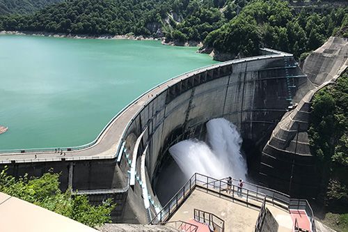 【黒部ダム】：日本最大級のアーチ式ダム。観光放水は大迫力！！
