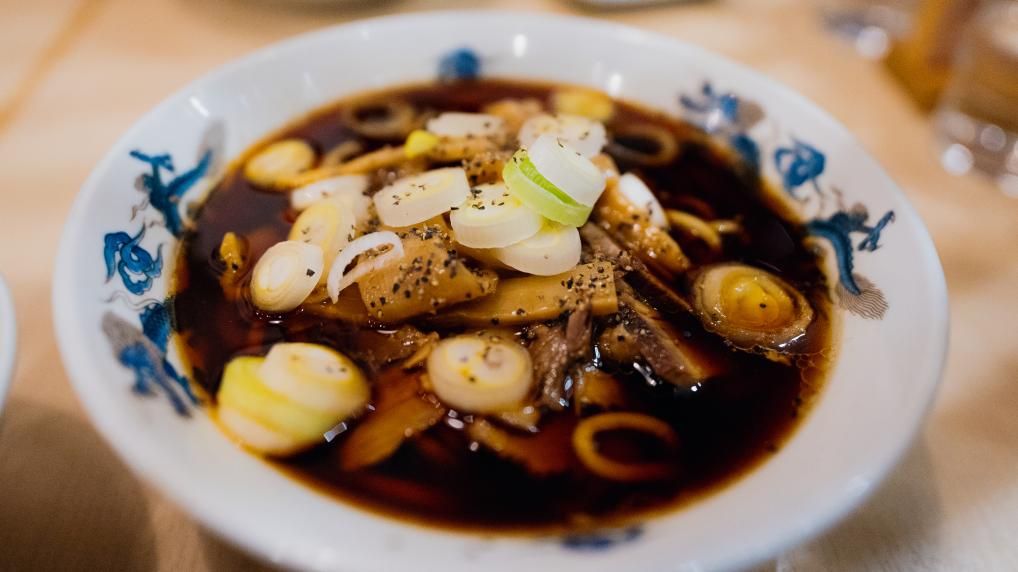 【富山ブラックラーメン】：富山県の代表的なご当地ラーメンで、醤油をベースにした真っ黒なスープと、たっぷりの粗挽き黒胡椒、太麺が特徴です！