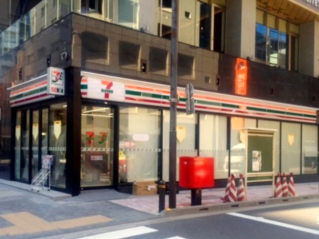 1階にセブンイレブンがあります