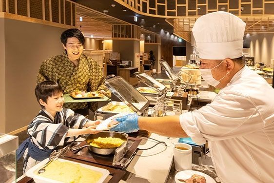 ※勤務イメージ※　お客様とコミュニケ―ションを取りながらお料理の提供もお任せいたします。