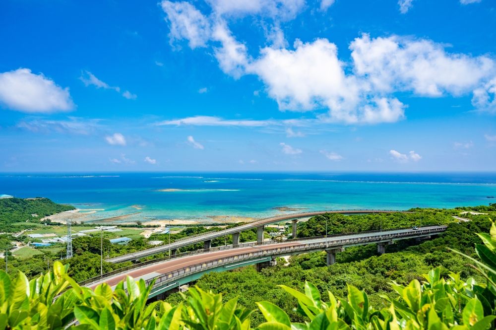 絶景ドライブコースとして有名な「ニライカナイ橋」