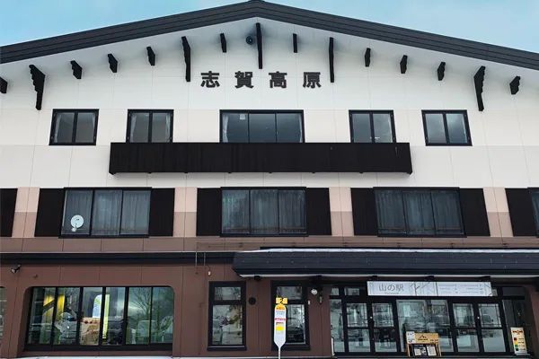「山の駅」複合施設にはカフェやお土産屋さんも◎