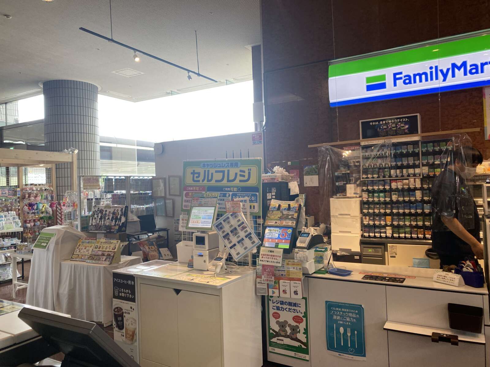 ホテル1階にはファミマもございます！