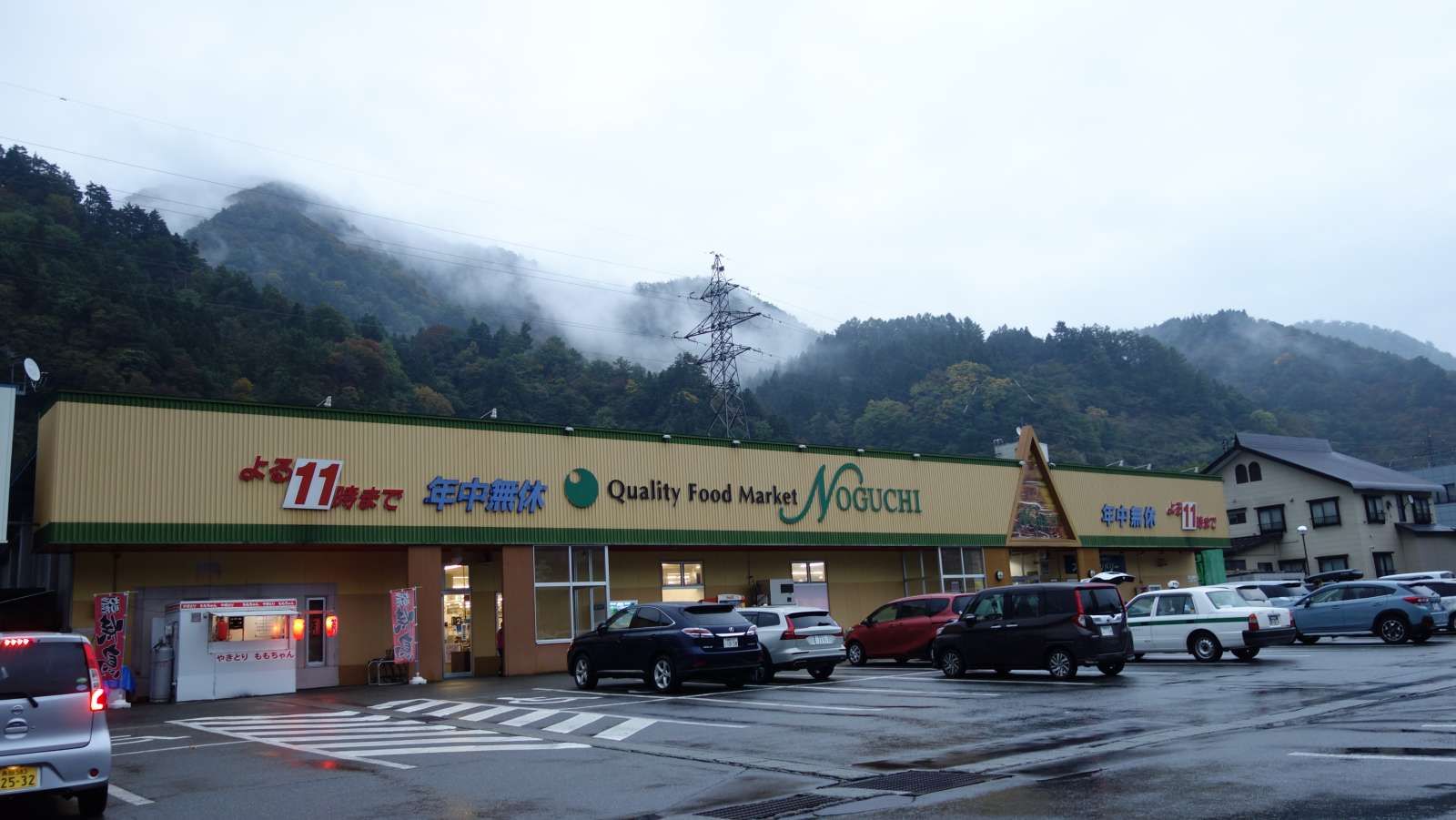 近隣にスーパーがございます。