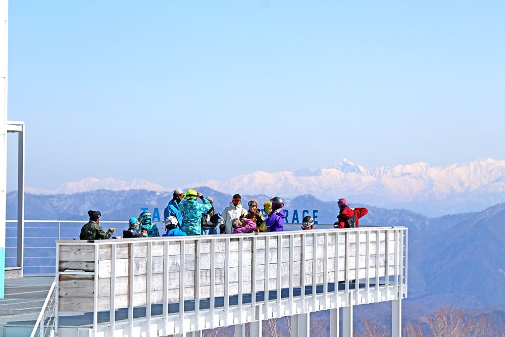 スキー場の山頂にはおしゃれなテラスがあります