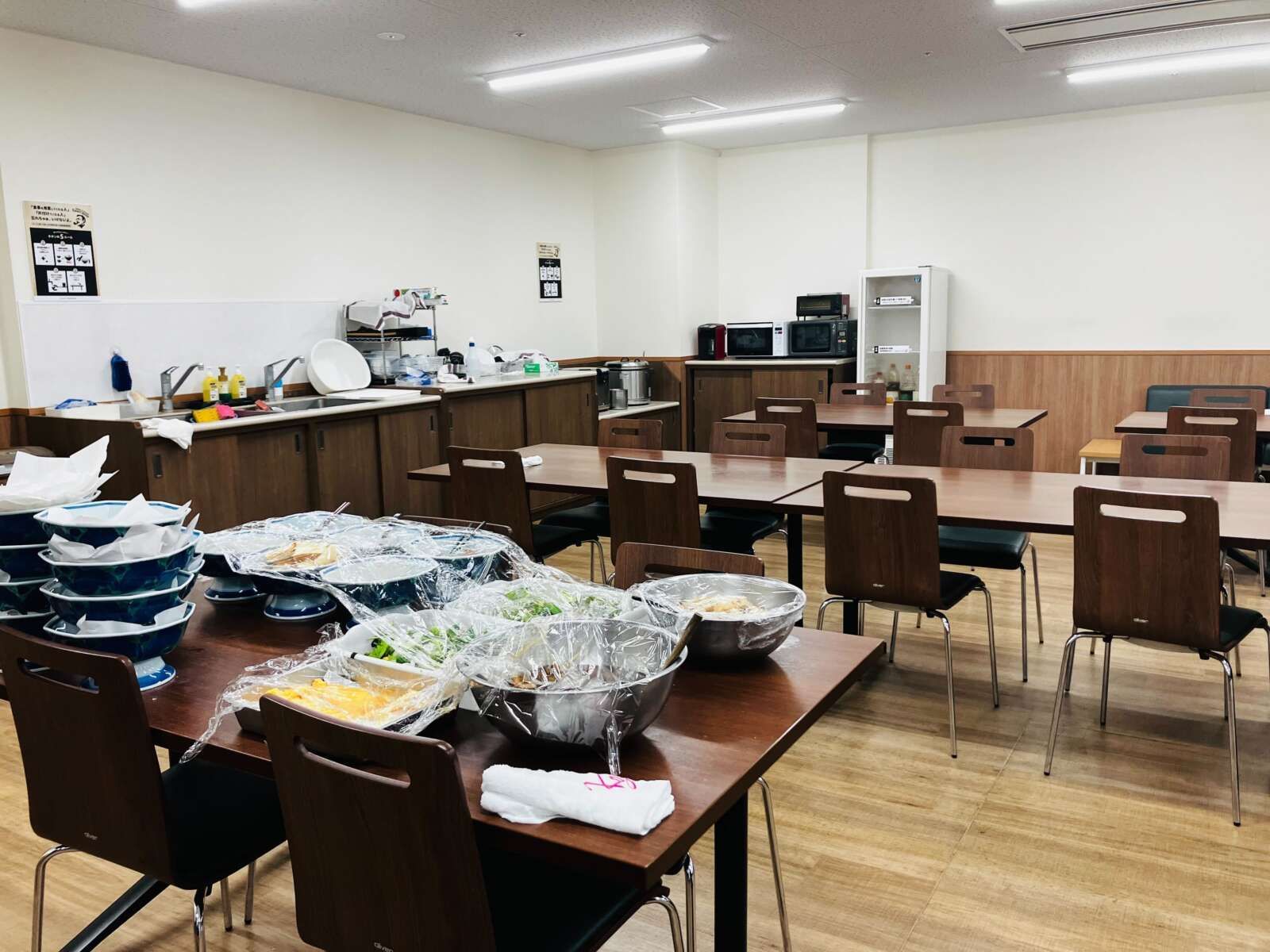 従業員食堂は綺麗で広々としたスペースがあります！