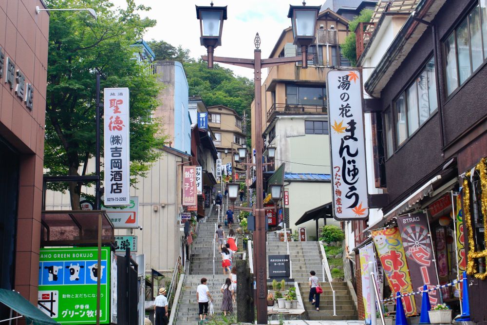 石段が有名な温泉街です！