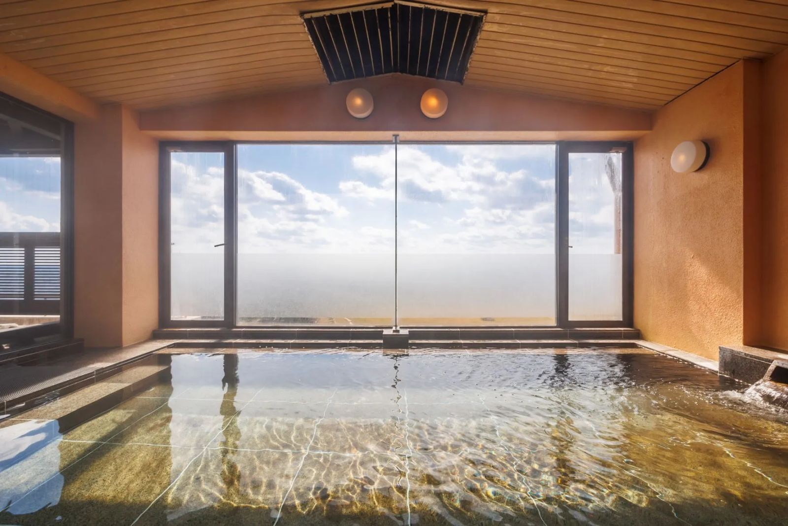 大浴場で疲れを癒しましょう