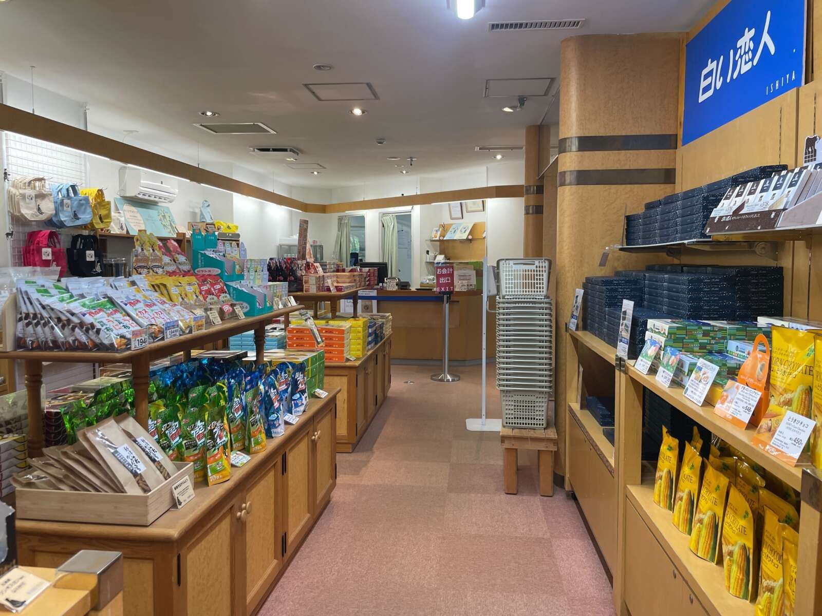 売店には施設限定のグッズもあります！