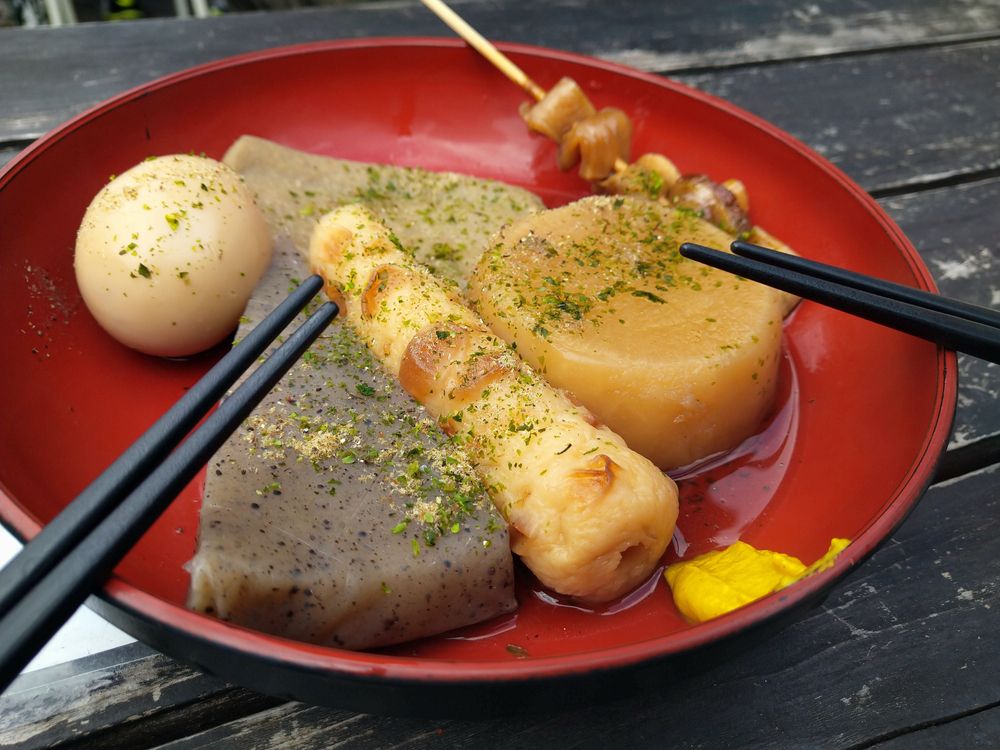 ー　静岡おでん　ー　黒はんぺん入りのご当地グルメ！食べ歩きにもおすすめです。