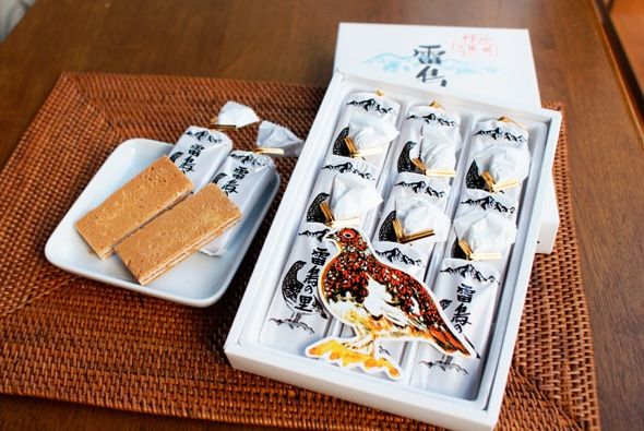 北アルプスの神秘的な鳥「雷鳥」をモチーフにした、欧風せんべい × クリームの軽やかな焼き菓子です。 サクサクの生地にまろやかなクリームのバランスが絶妙！