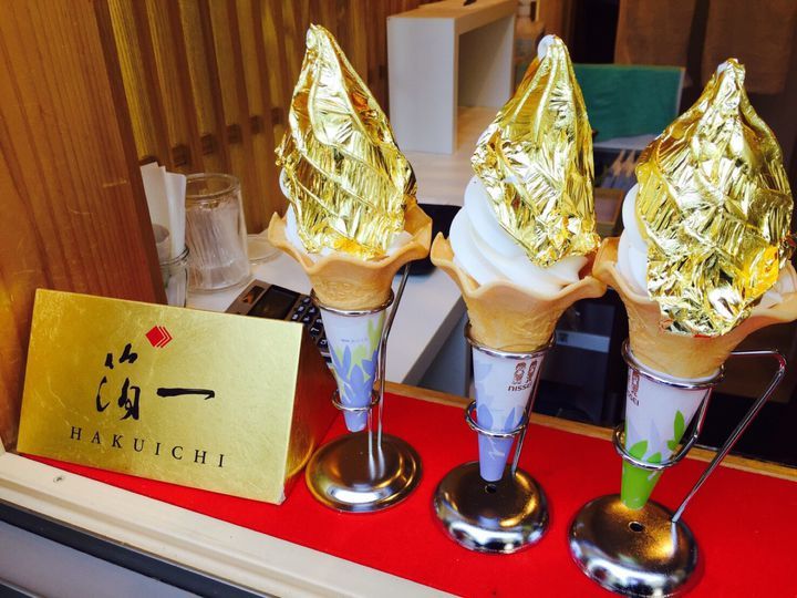 石川県の「金箔ソフト」とは、ソフトクリームの上に金沢産の金箔を1枚まるごと贅沢に貼り付けた人気スイーツです！