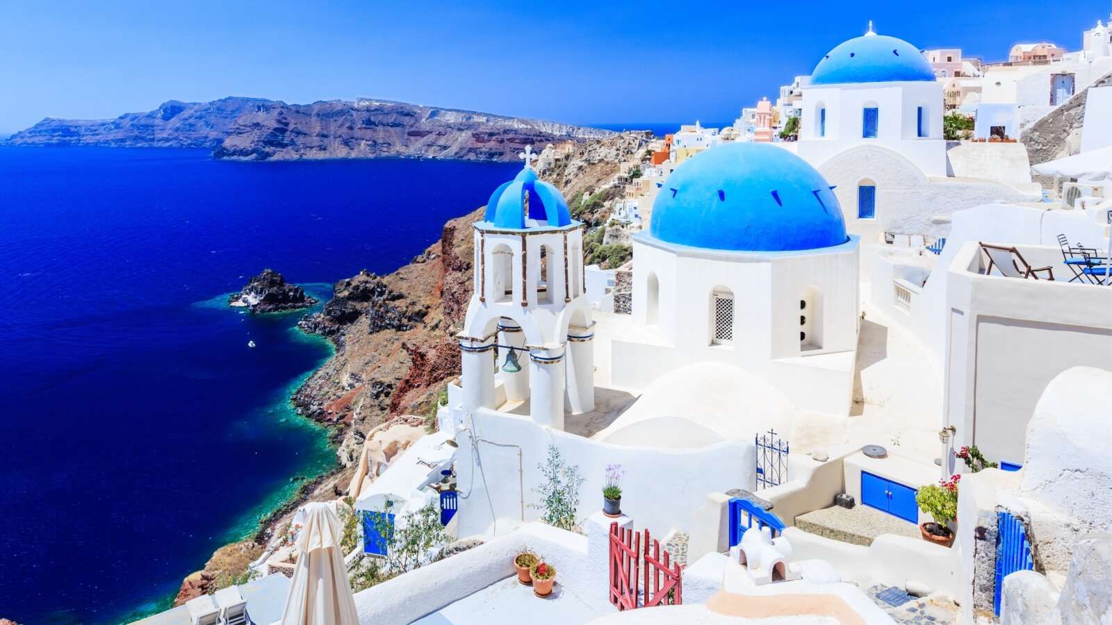 サントリーニ島をモチーフにしたヴィラです！ギリシャ南部のエーゲ海に浮かぶ、美しい島です断崖絶壁に建つ白い壁の家々と青い屋根の教会、「世界一の夕日」が有名な島！