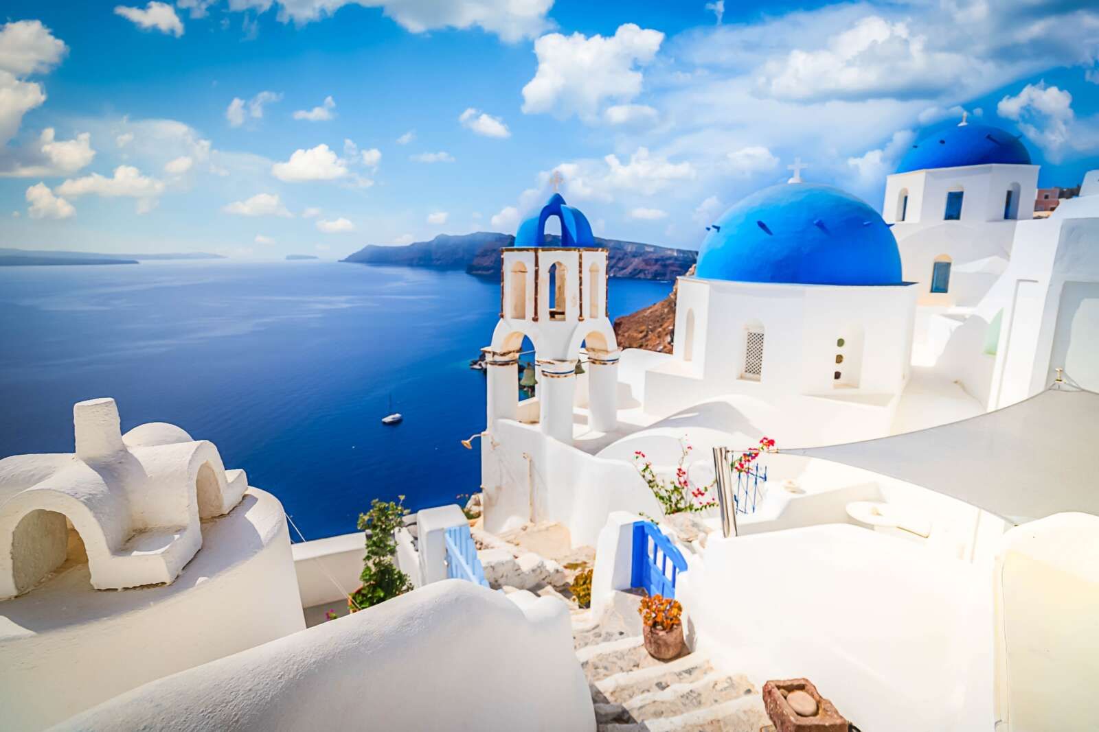 サントリーニ島をモチーフにしたヴィラです！ギリシャ南部のエーゲ海に浮かぶ、美しい島です断崖絶壁に建つ白い壁の家々と青い屋根の教会、「世界一の夕日」が有名な島！
