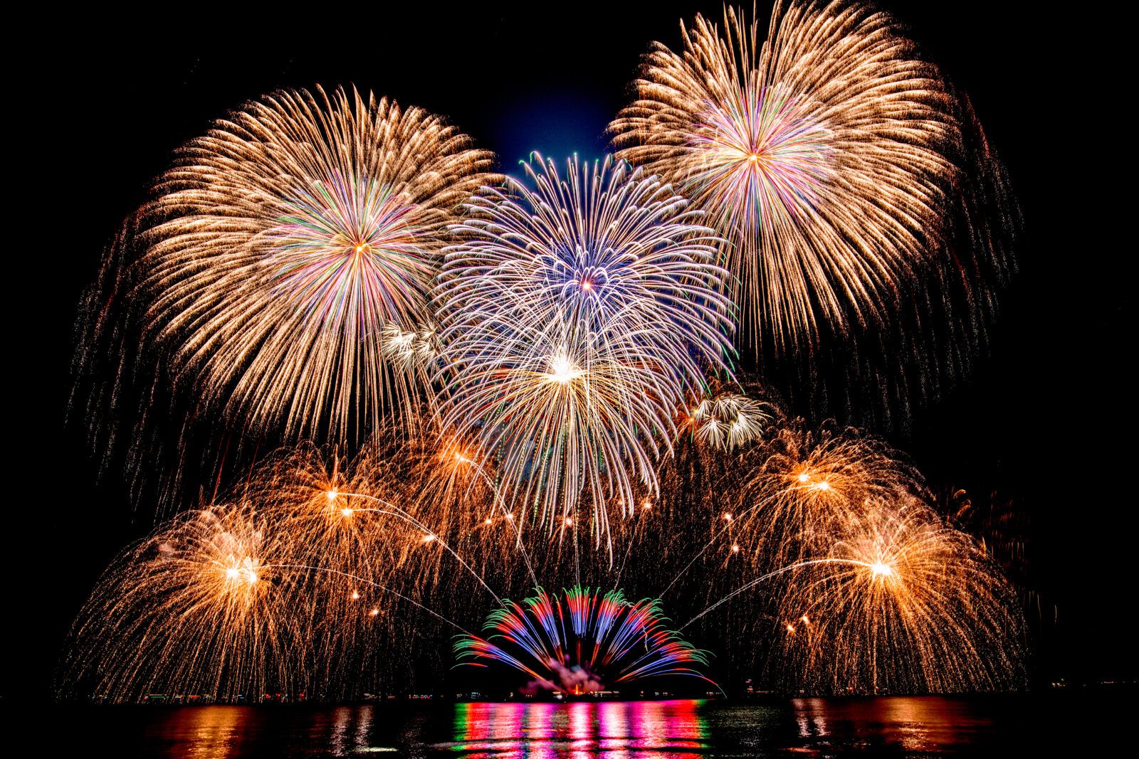 三重県津市の夏の花火大会。関西最大の花火大会です！