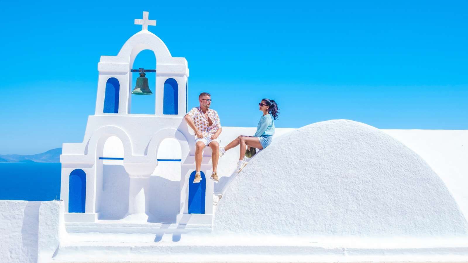 サントリーニ島をモチーフにしたヴィラです！ギリシャ南部のエーゲ海に浮かぶ、美しい島です断崖絶壁に建つ白い壁の家々と青い屋根の教会、「世界一の夕日」が有名な島！
