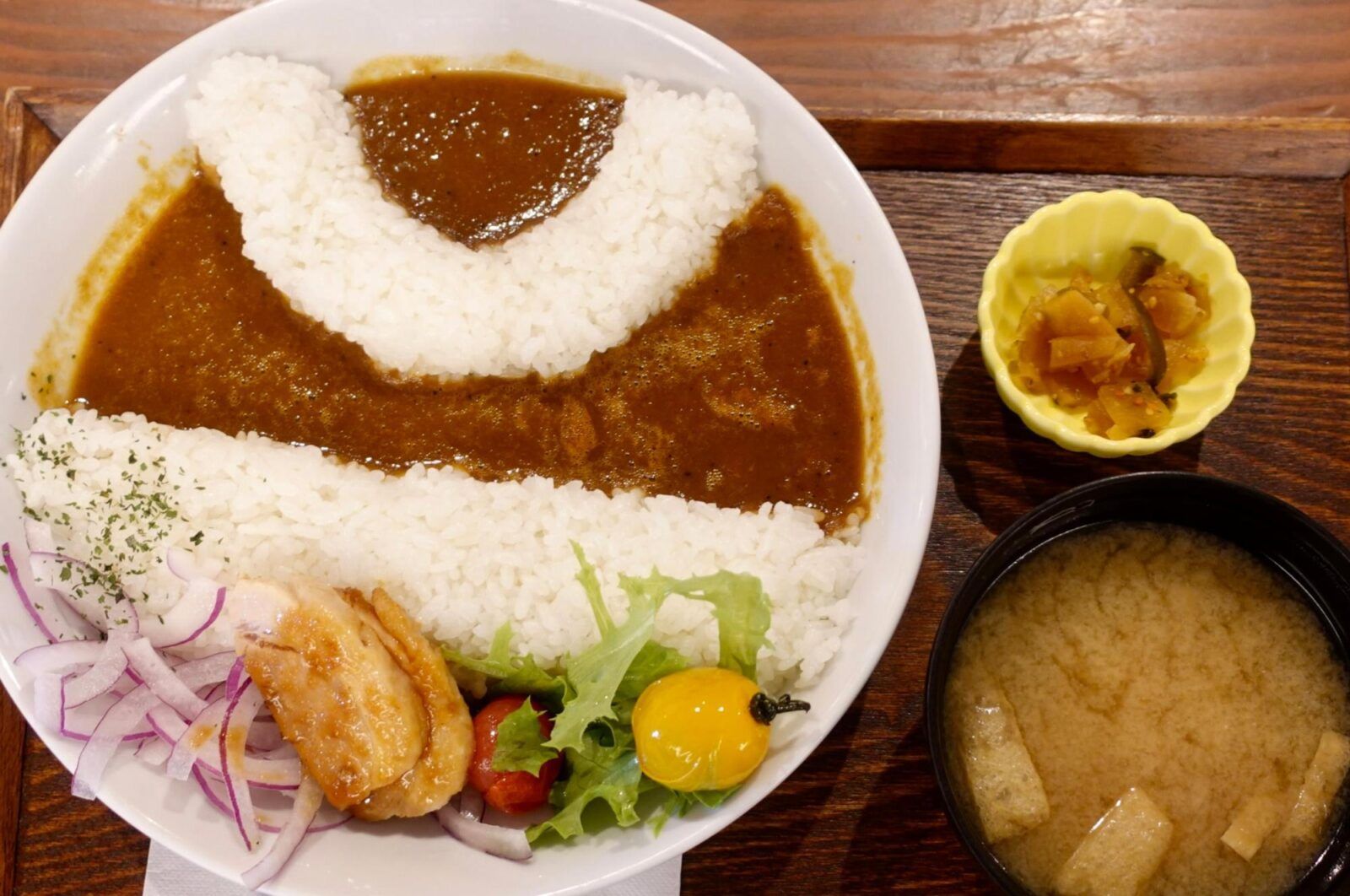 【現地スタッフ食事例】毎日おいしい食事が無料でいただけます！