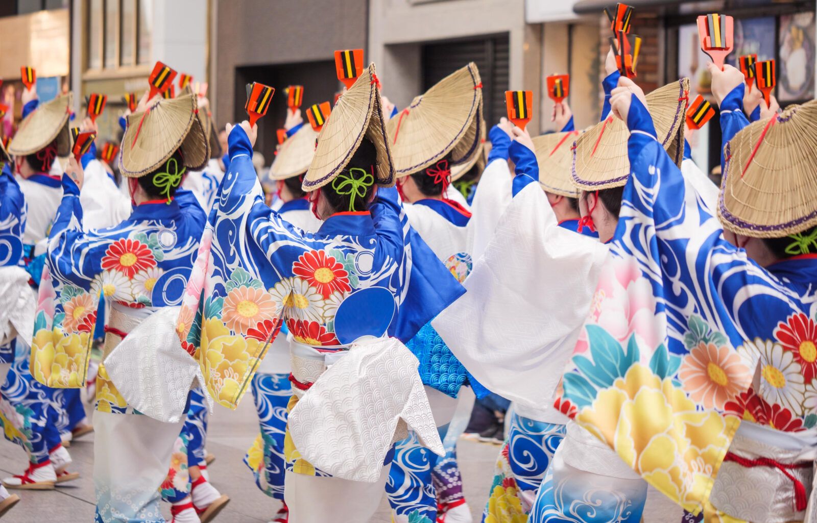 高知県のよさこい祭り！夕食担当であれば、毎晩行われるよさこいライブを観ることもできます！