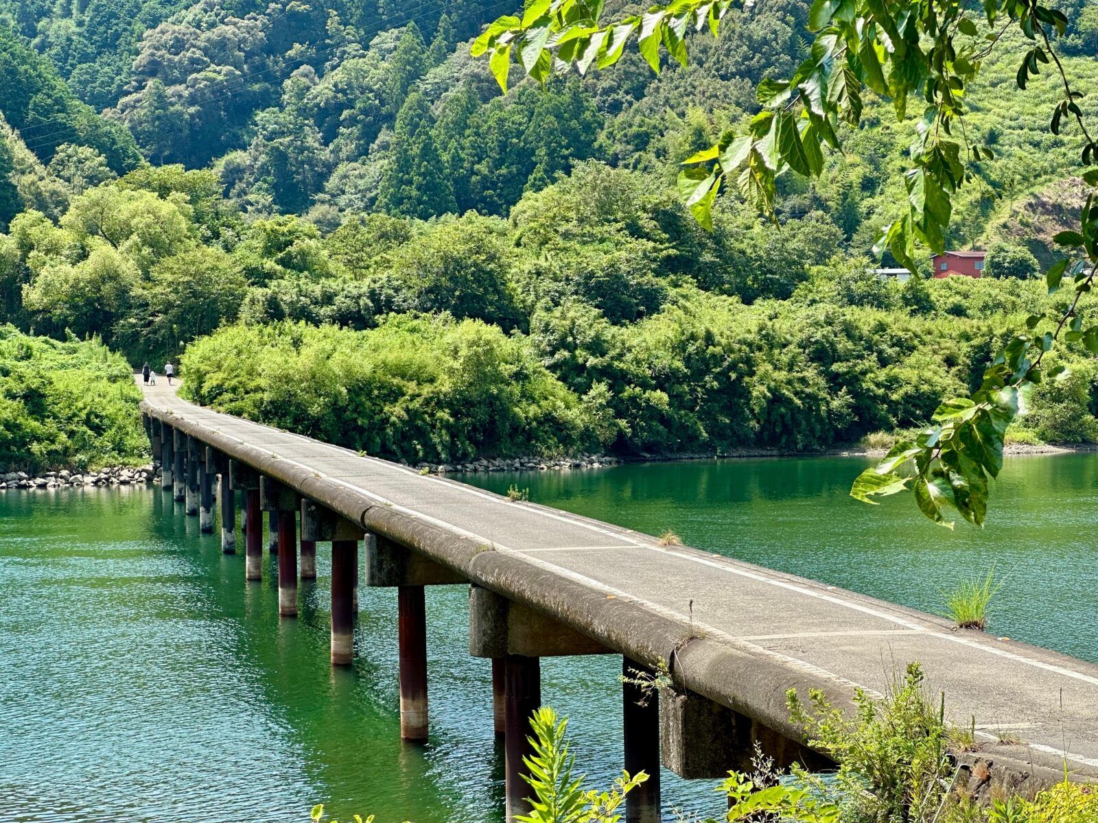 高知県四万十川にかかる潜水橋「三郷沈下橋」