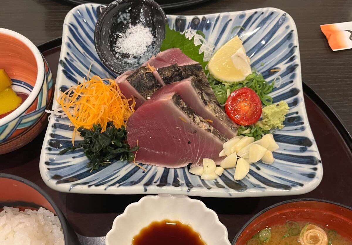 周辺はおいしい飲食店も多数！