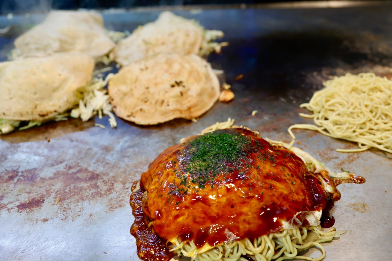 【広島グルメ】「広島焼き」キャベツや豚肉、麺、卵などを重ねて蒸し焼きにする特徴、広島名物のお好み焼き