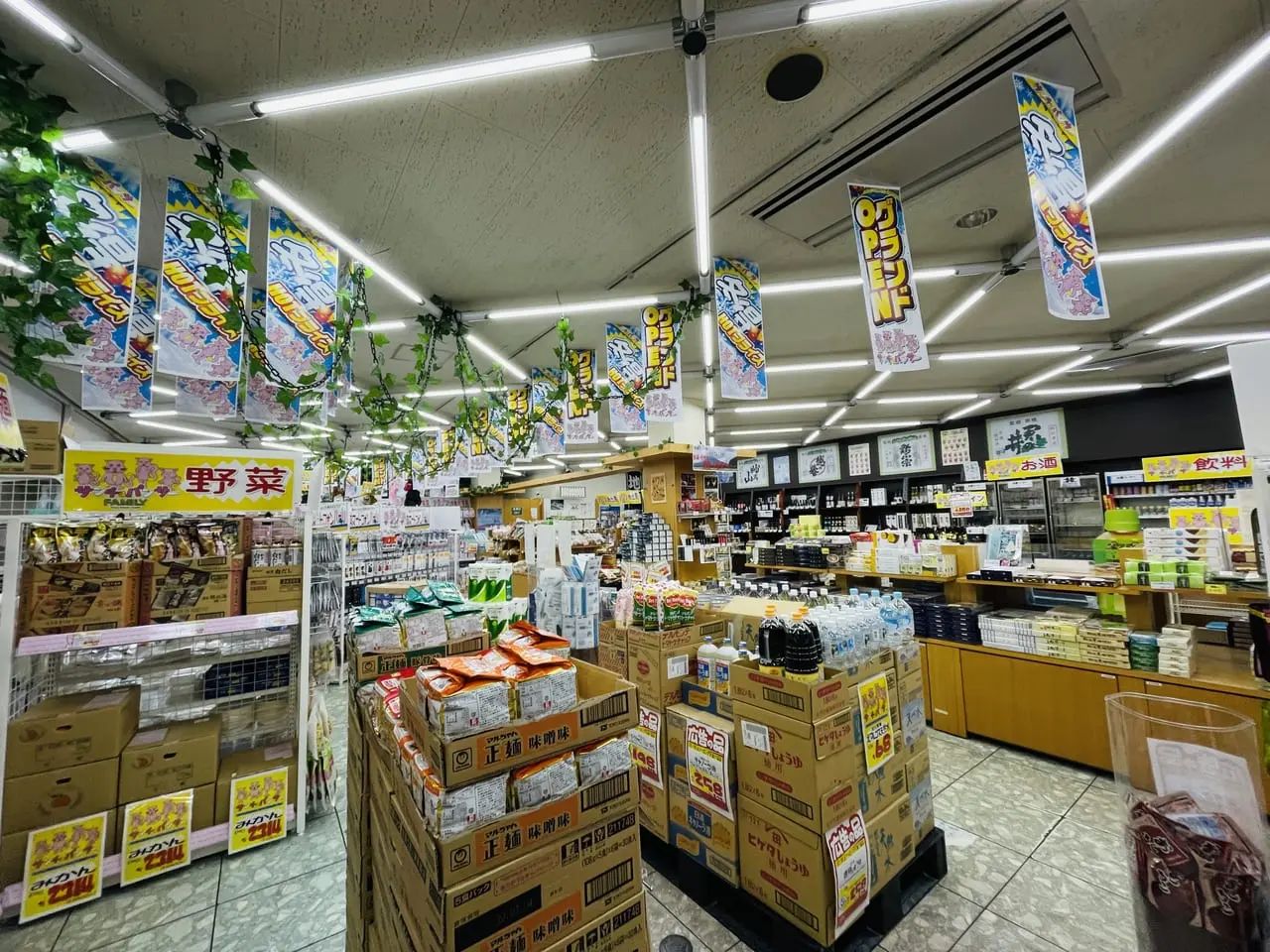 施設の近くに雑貨屋さんがあるので安心です◎