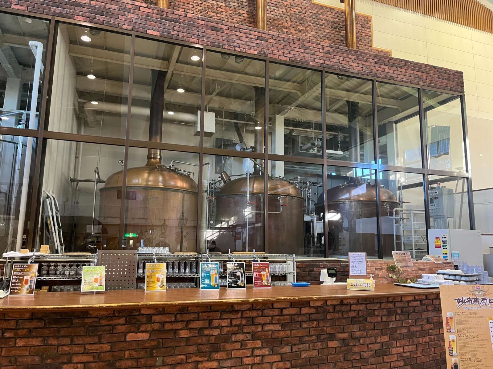 施設の近くには美味しいビールが飲める施設があります