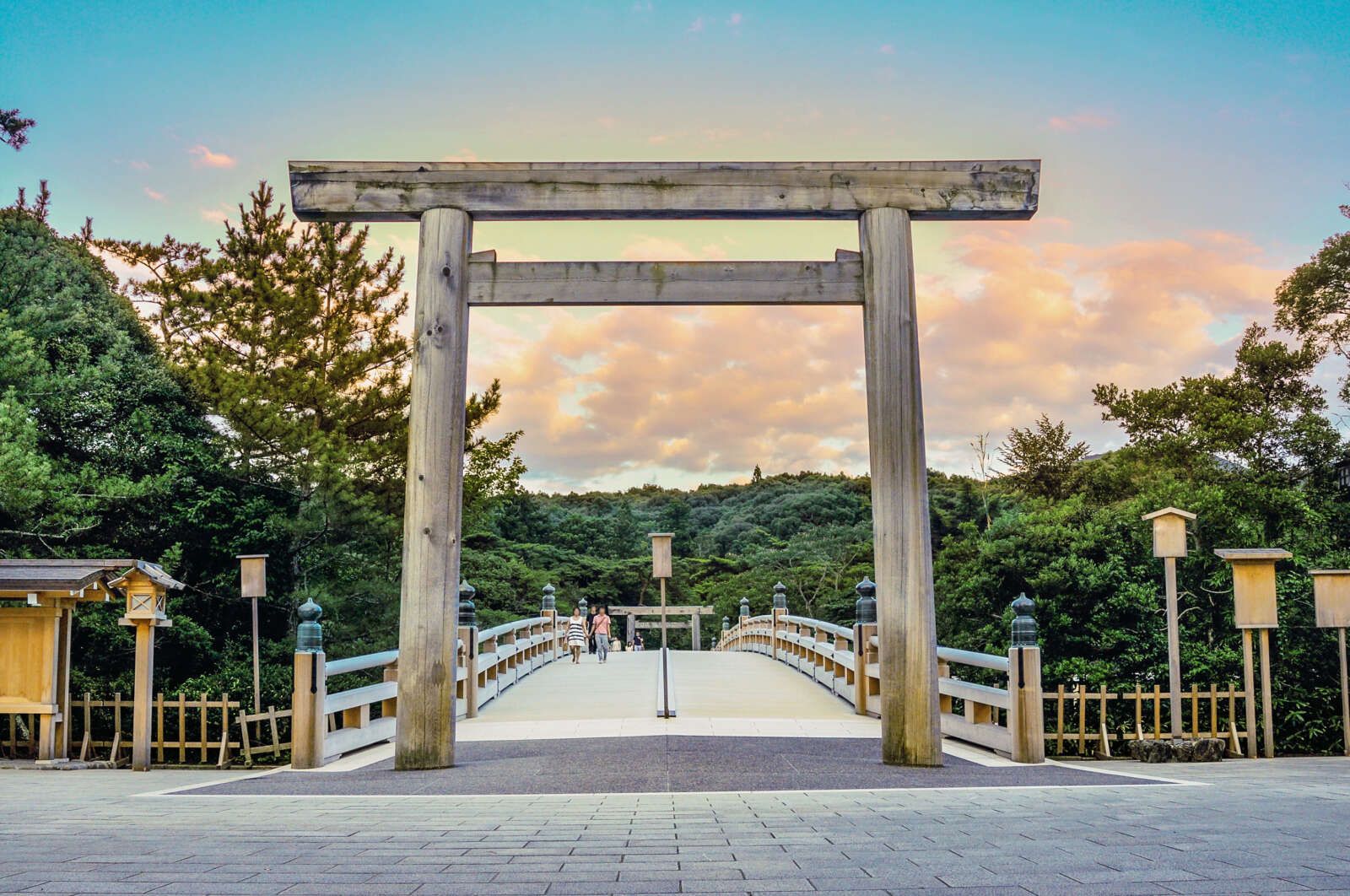 伊勢神宮は、三重県伊勢市にある、日本人の総氏神である天照大御神（内宮）と衣食住の神・豊受大御神（外宮）を祀る約2000年の歴史を持つ神社です！