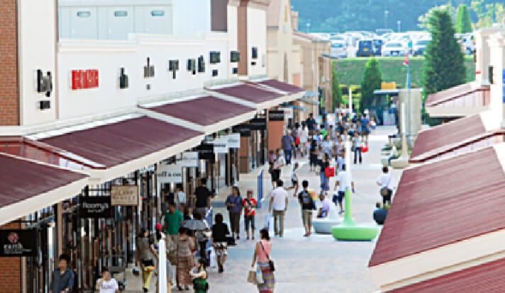 那須ガーデンアウトレットモール：那須連山を望むアウトレットモール。約140店舗が揃います。
