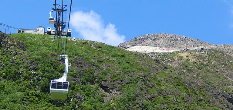 茶臼岳ロープウェイ（那須ロープウェイ）：山頂駅やその先からは360度の展望が広がり、那須高原や遠くの山々、関東平野まで見渡せます。