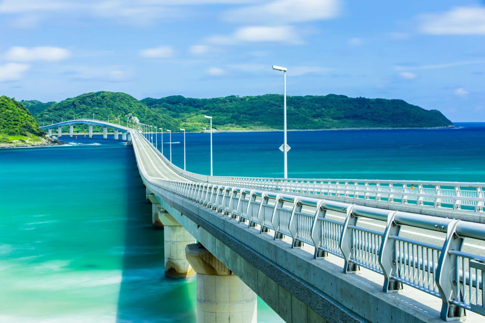 本州と角島を結ぶ全長1,780mの橋で、通行料無料の離島架橋としては日本屈指の長さを誇ります。﻿ コバルトブルーの美しい海と調和した景観が特徴で、映画やテレビCMのロケ地としても有名です。﻿