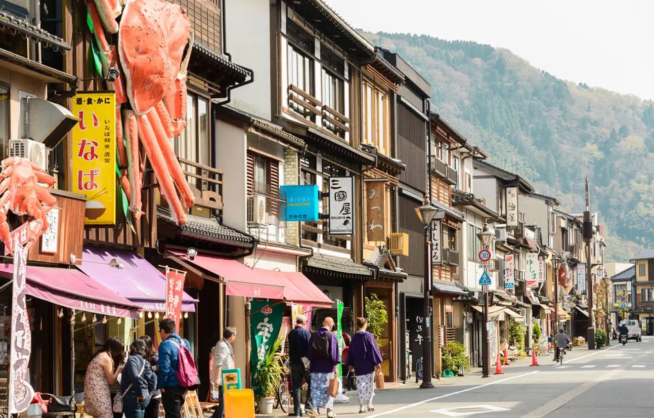 城崎温泉街にて、食べ歩きや外湯巡りを楽しむことができます。