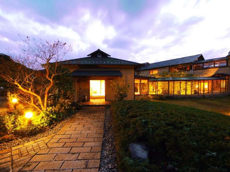 月夜に浮かぶお城の様な旅館です。