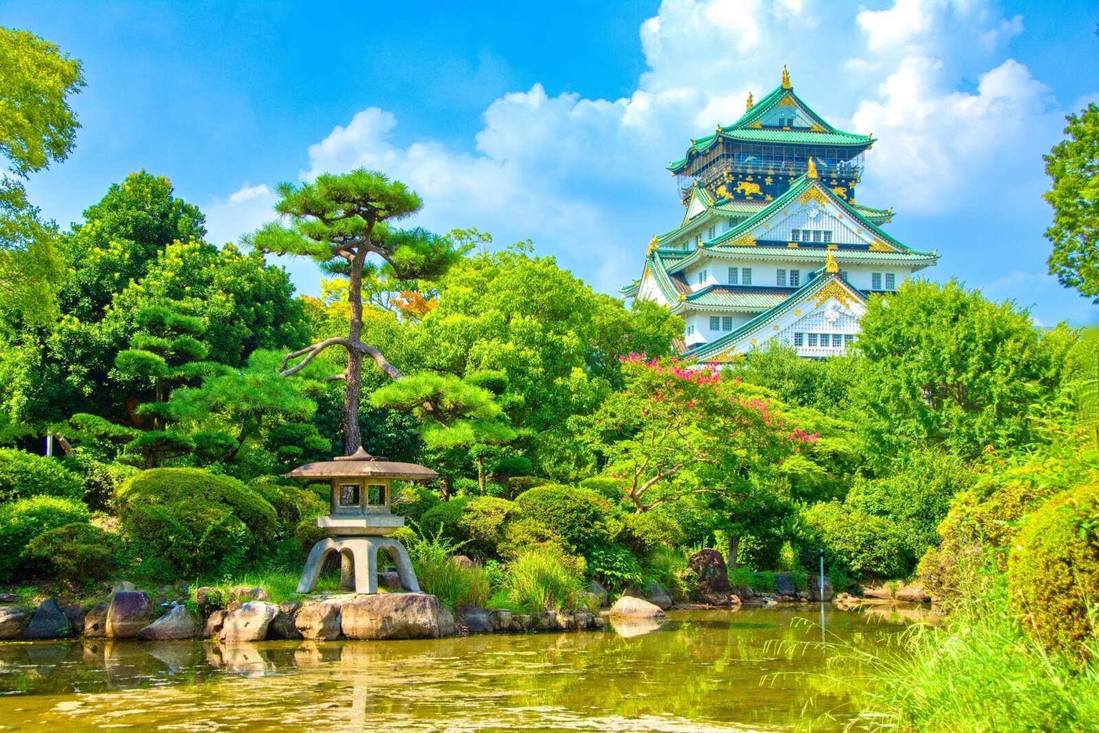 大阪城は、豊臣秀吉が1583年に築城を開始した日本の歴史的な城郭であり、日本三大名城の一つに数えられるシンボルです！