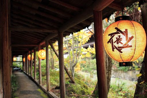 通路を抜ければ旅館入り口に向かいます。