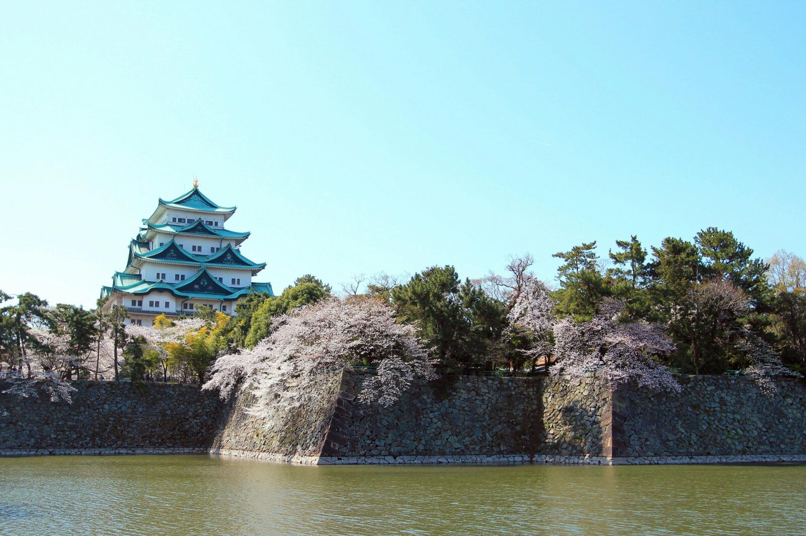 金のしゃちほこを戴く名古屋のシンボル