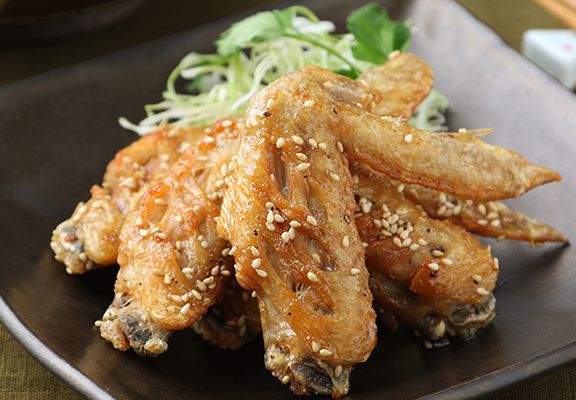 愛知県の手羽先は、甘辛いタレと胡椒が効いたスパイシーな味が特徴の名古屋めしを代表する名物料理！！