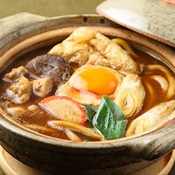 味噌煮込みうどんの魅力は、濃厚な豆味噌とコシの強い特製うどんにあります！お気に入りのお店を見つけましょう！