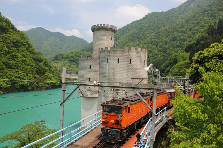 トロッコ電車で部ダムへ！