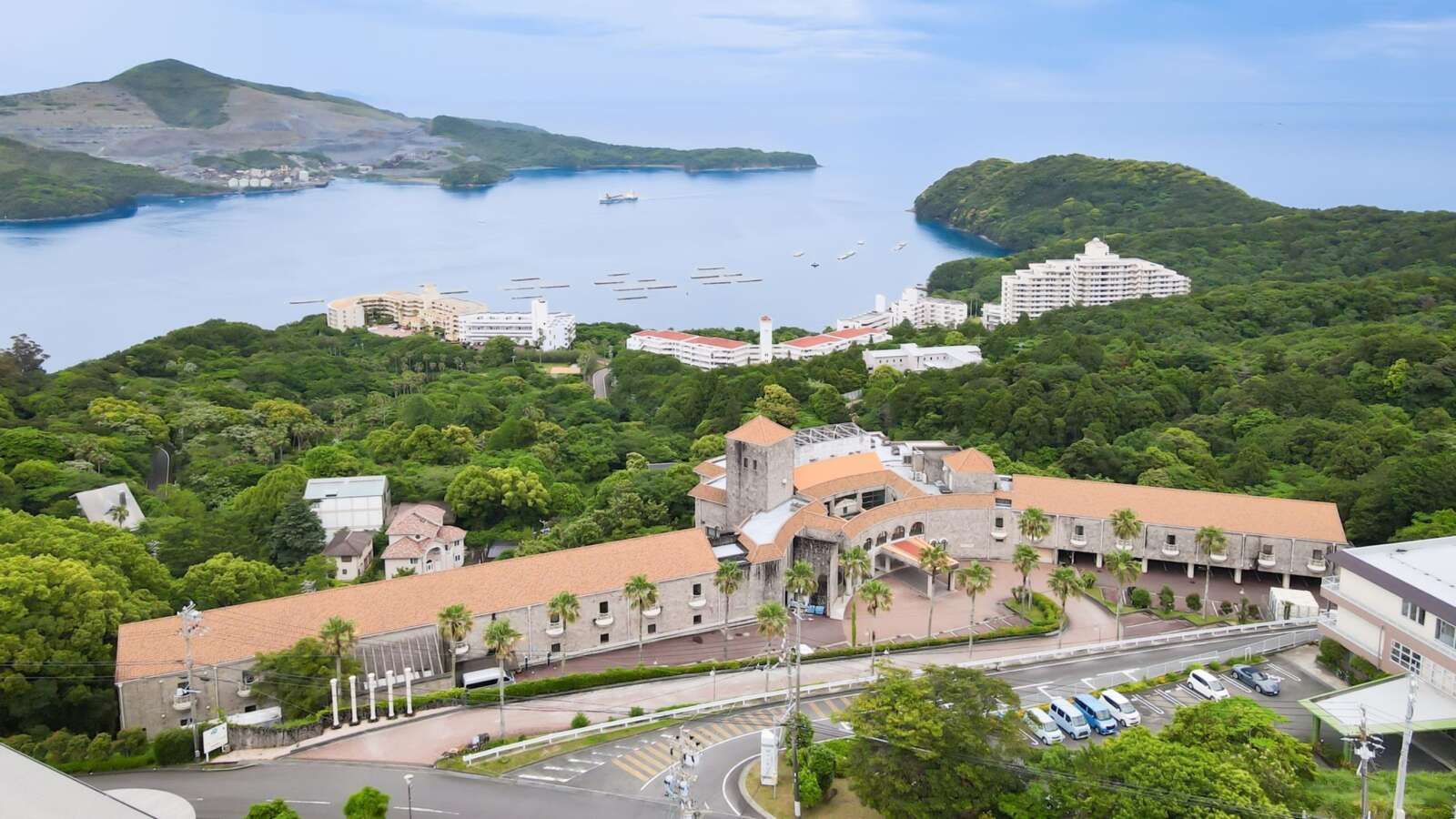 「施設外観」海沿いに位置する洋風のホテルとなります！