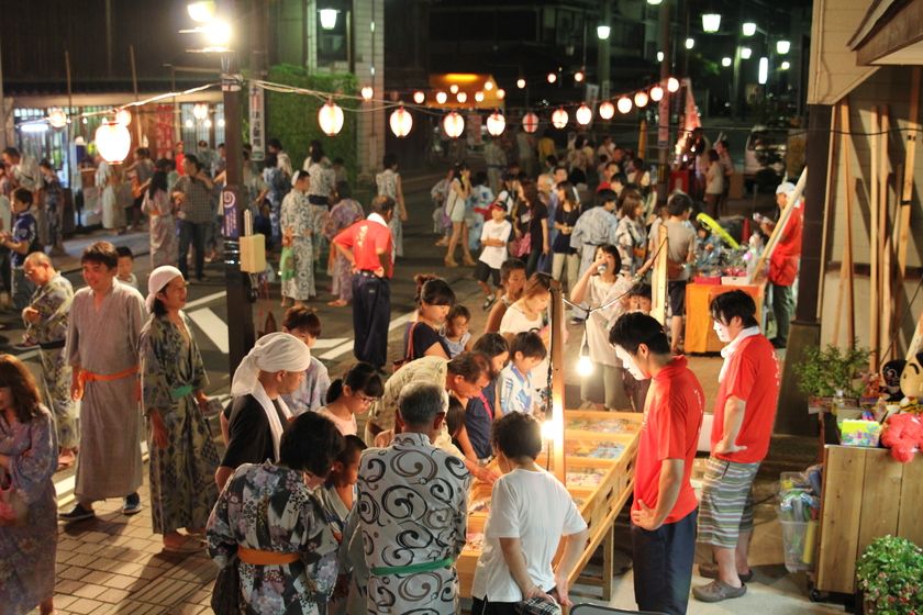 夏の期間はお祭りも行われます。