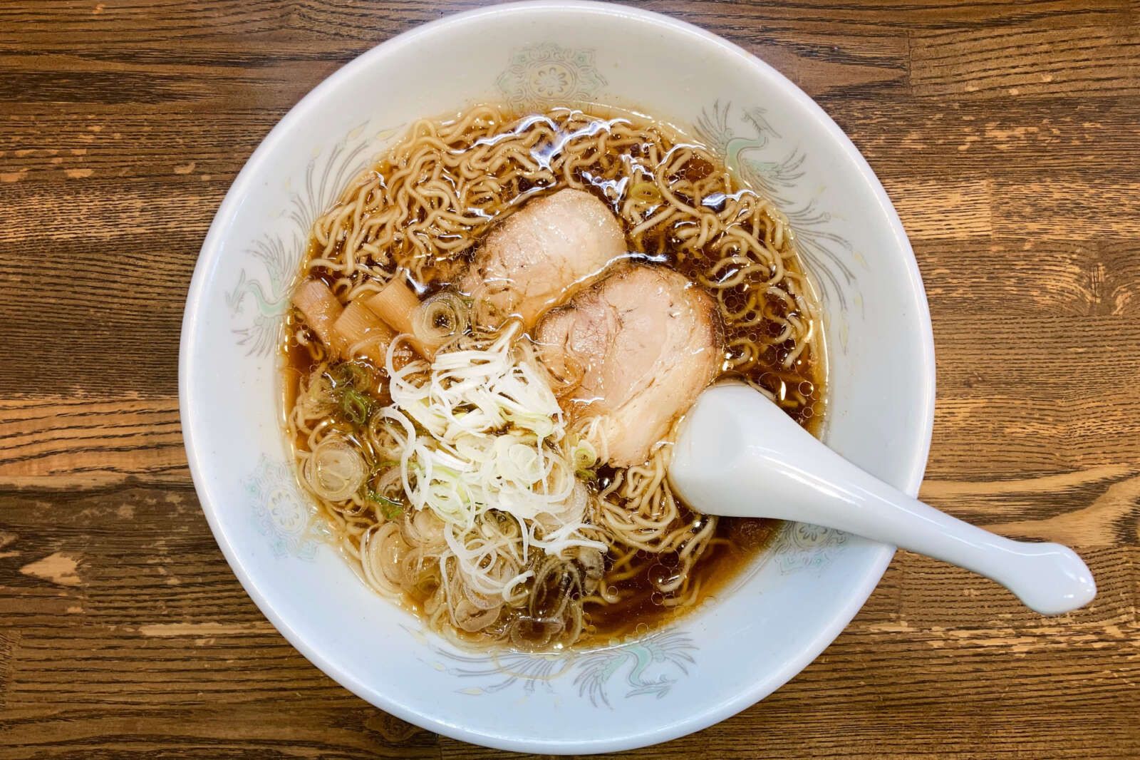 【高山ラーメン】飛騨エリアを代表するご当地ラーメン。 醤油ベースのあっさりしたスープと細ちぢれ麺が特徴で、飲んだ後でも食べやすい味わいです。奥飛騨周辺にも人気店が多く、食べ歩きグルメとしても定番です。