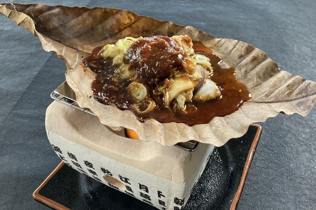 【朴葉味噌】飛騨地方の定番郷土料理。朴葉の上で味噌を焼きながら、ご飯と一緒に楽しむ香ばしい一品です。 　旅館の朝食でも提供されることが多く、「飛騨らしさ」を感じられる人気グルメです。
