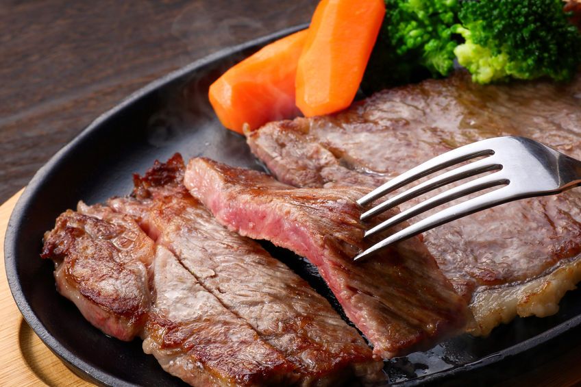 【飛騨牛】全国的にも有名な岐阜県のブランド牛。柔らかい肉質と脂の甘みが特徴で、焼肉・ステーキ・串焼きなど様々な食べ方で楽しめます。食べ歩きも人気です。