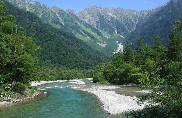 【上高地】奥飛騨からアクセスしやすい、日本屈指の山岳リゾートエリア。河童橋や大正池など有名スポットが多く、透明度の高い川や壮大な自然景観を楽しめます。休日観光にも人気です。