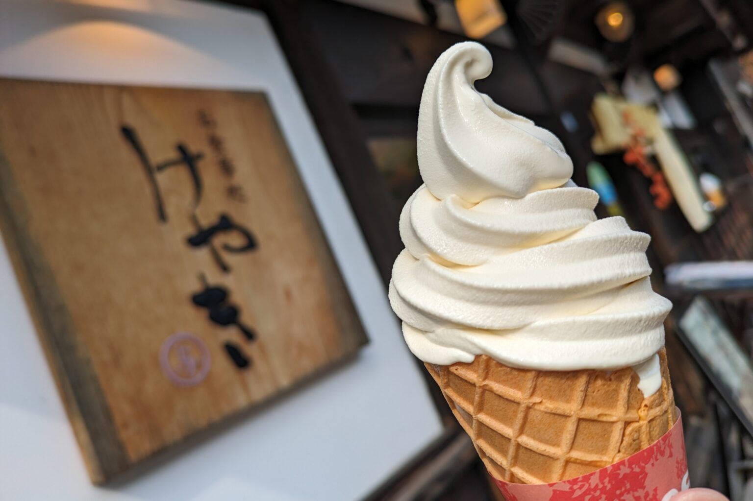 濃厚なのに後味すっきりでなめらかな口当たりの『濃厚DXソフト』はランチを食べた後のデザートにもピッタリ。生クリーム仕立ての上品な甘さが特徴です。