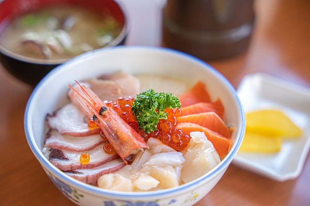 北海道名物海鮮丼は堪能してください！