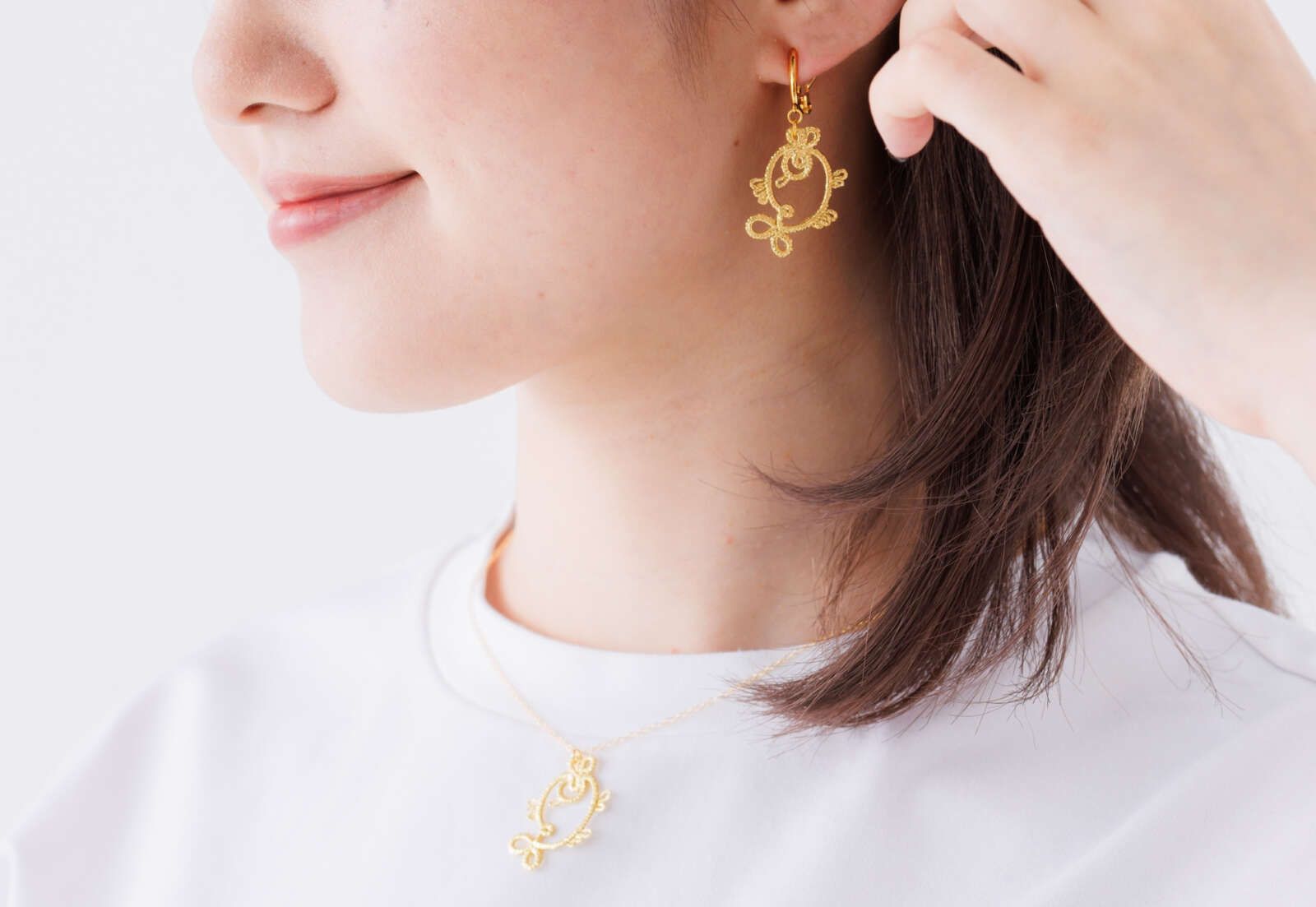 【1円玉より軽い⁉　金箔ジュエリーGold-Knot】伝統工芸「金沢箔」を現代的にアレンジしたアイテムを提供。金箔の繊細な輝きと、数グラムと軽い重さ、優しいつけ心地が特徴です。